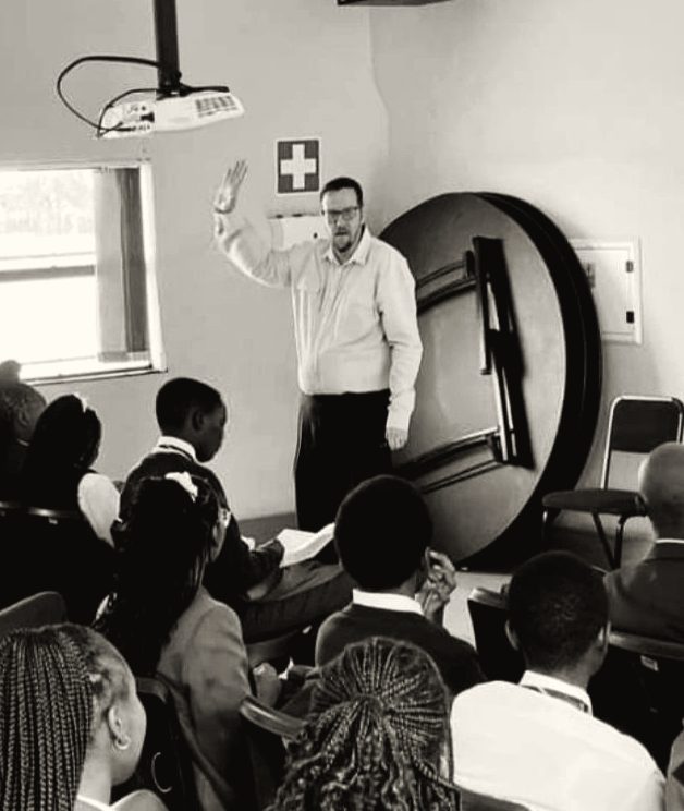 Atholl Murray teaching a class